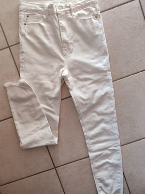 Stradivarius white high-waisted pants like new with leg rips
