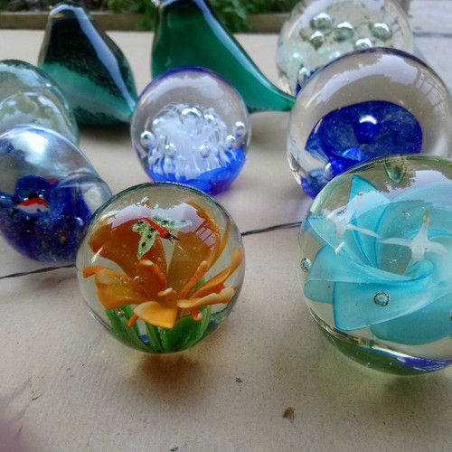Paperweight collection 100, old antiques and newer Murano, Saint Louis, Baccarat
