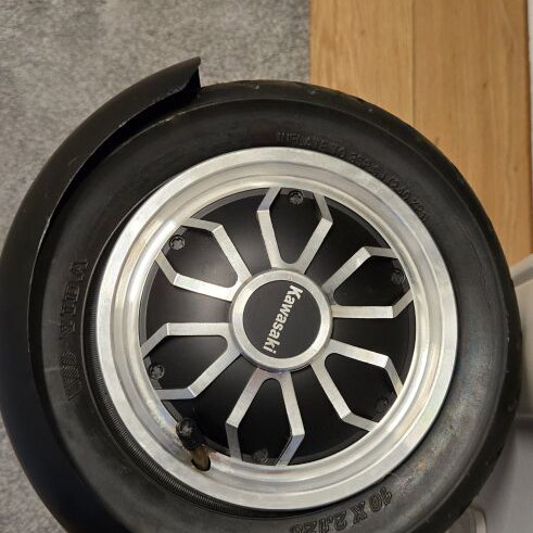 Kawasaki overboard KX-PRO 10.0 with large wheels and original charger