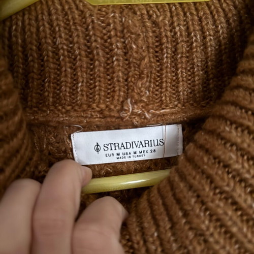Stradivarius women's turtleneck sweater brown mustard like new