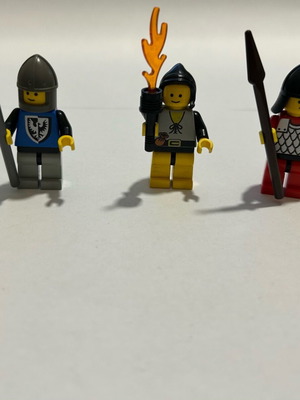 Lego Minifigure 2 Guards + Peasant μεταχειρισμένα, σε καλή κατάσταση με φθορά στον σκούφο