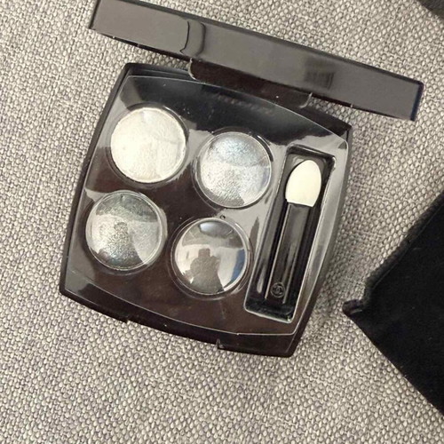Chanel eyeshadow palette 301 new with compact and velvet case