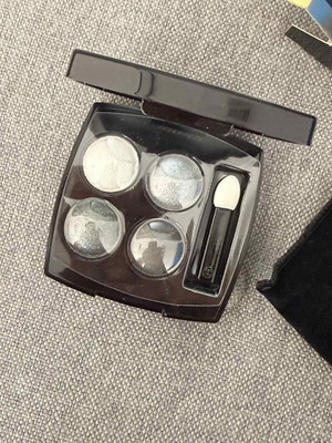 Chanel eyeshadow palette 301 new with compact and velvet case