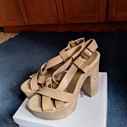 Celebrity platform sandals like new, beige, size 39