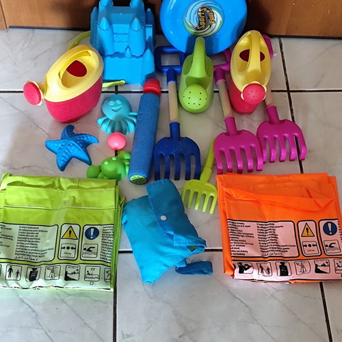 Complete Beach Set with 2 Intex Mattresses and Sand Toys like new