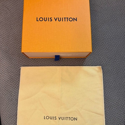 Louis Vuitton box and dustbag for belt like new