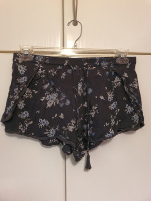 Shorts with floral pattern, like new, Pull & Bear, size L