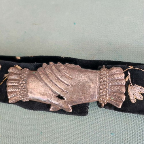 Embroidered velvet belt with silver clasp, two hands