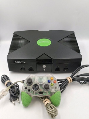 Xbox Original used with soft mod and Hypervision 6 installed, 1 controller