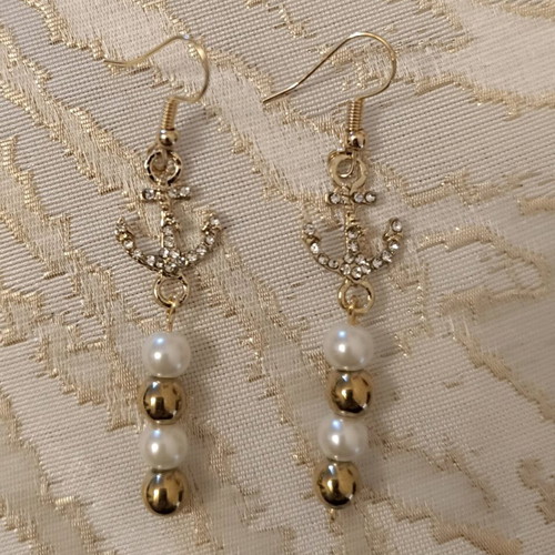 Earrings new with white pearl and gold hematite