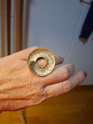 Gold-colored ring with small elastic for fit like new