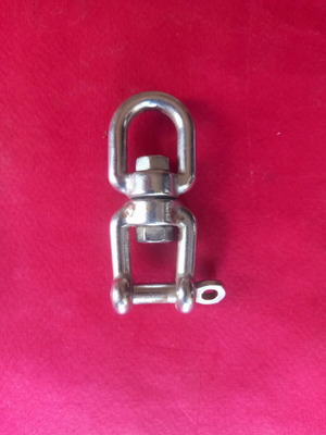Stainless steel swivel with nautical shackle