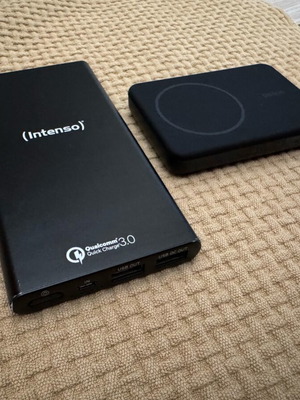 Power banks used Intenso 10,000mAh and Belkin 5,000mAh USB-C