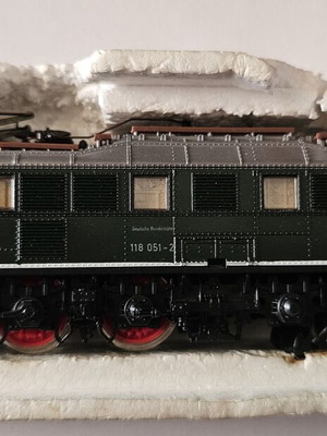 Roco HO 4141C BR 118 DB electric locomotive used, for repair or parts, with box