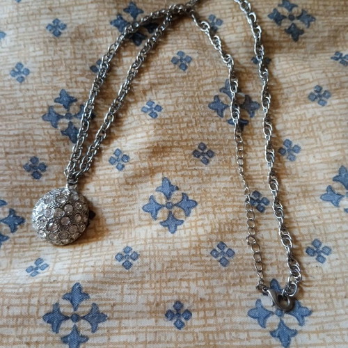Pendant with rhinestones and long twisted chain used