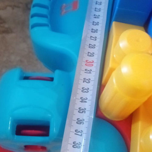 Building blocks play table with foldable legs