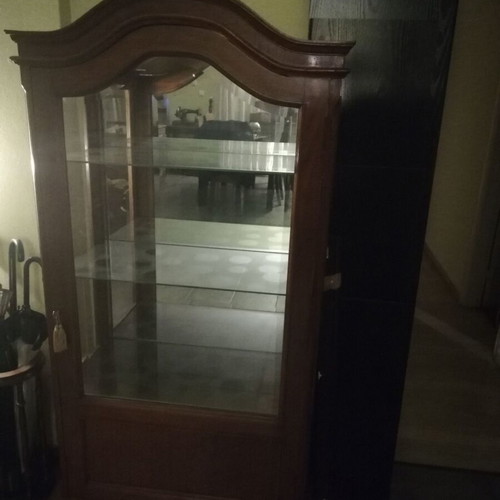 Display cabinet like new with three glass shelves and crystal glass set