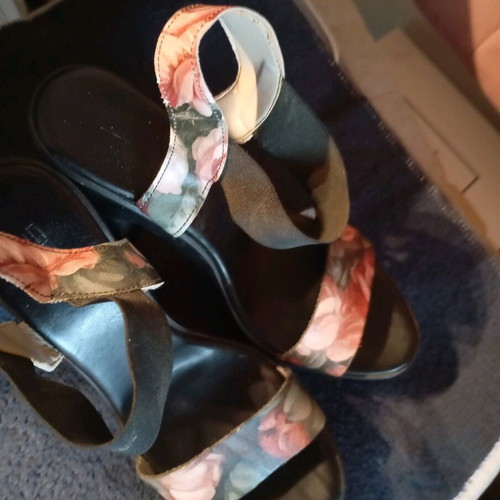Heeled sandals like new, size 39