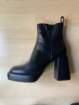 Seven black ankle boots like new, size 37