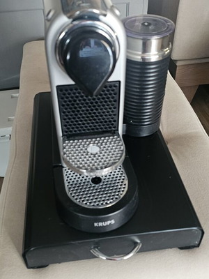 Krups Nespresso Coffee Maker like new with milk frother and capsule drawer