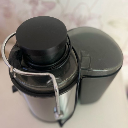 Izzy electric juicer used