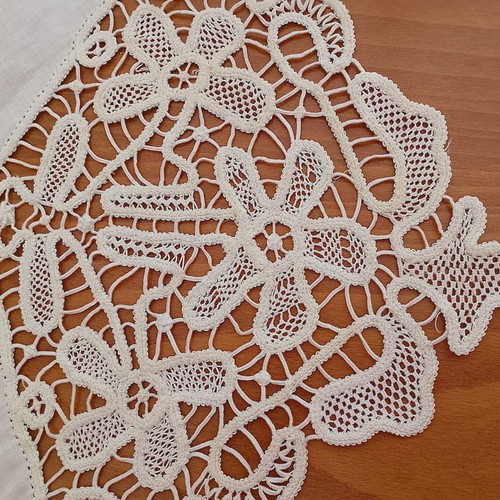 Handmade lace tablecloth ecru, like new, 90x90 cm