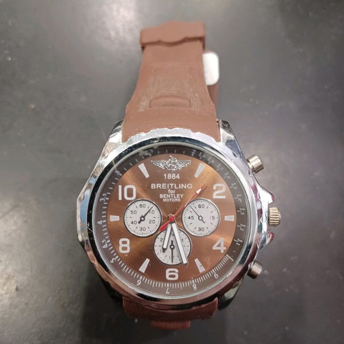 Quartz wristwatch used with silicone strap
