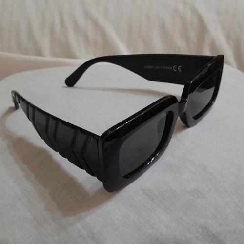 LS 4831 Women's Sunglasses like new, black, UV 400 protection