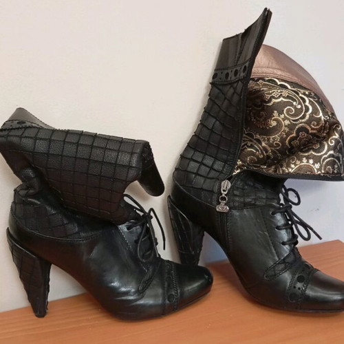 Women's leather boot black like new, size 39
