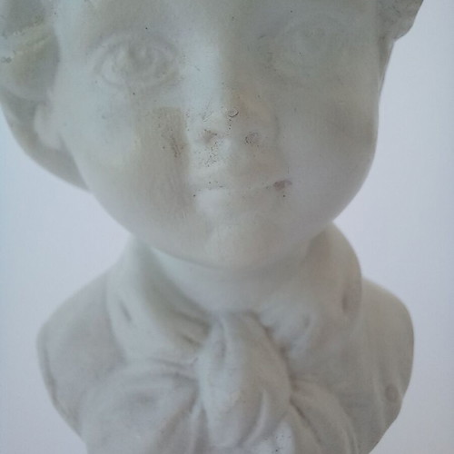 Vintage bust figurine of boy like new