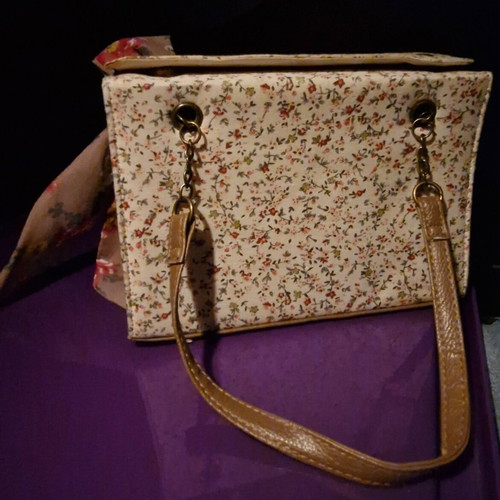 Handbag printed with bow like new, beige and red