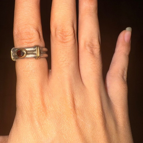 Asimohryso ring with ruby like new