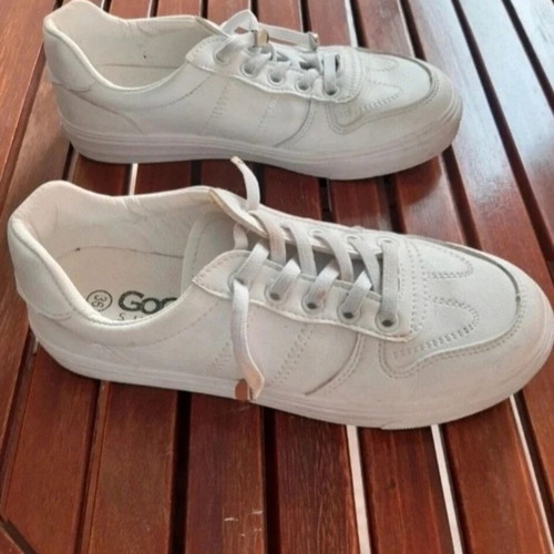 GoGo Shoes white athletic shoes size 36 used