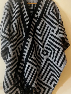 Blind Date cape like new, black and grey, size M