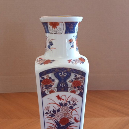 Vintage Japanese Imari porcelain vase, 26.5 cm