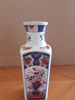 Vintage Japanese Imari porcelain vase, 26.5 cm
