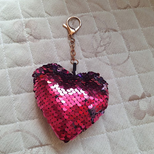 Heart-shaped keychain used with sequins and two-tone effect