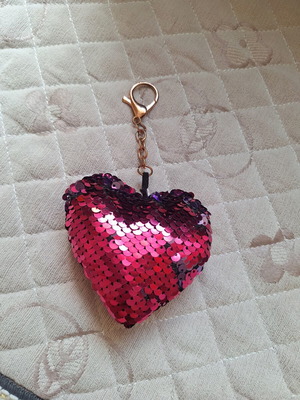 Heart-shaped keychain used with sequins and two-tone effect