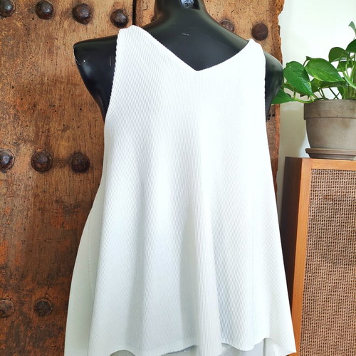 Mango White Pleated Sleeveless Top like new, asymmetric hem