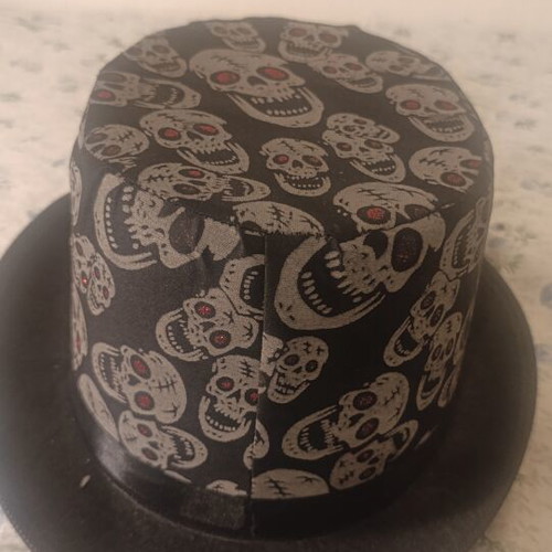 Halloween hat with skulls like new, felt material