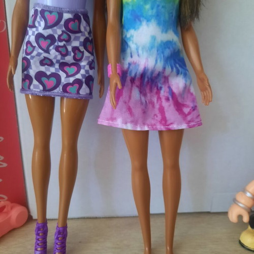 Barbie Color Reveal 1960s Theme Rainbow Groovy Doll, Budget Heart Dress Series Yellow GHW47