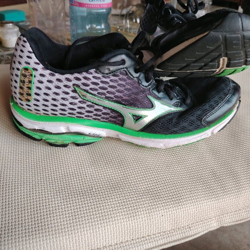 Mizuno sport shoes used, black and silver, size 40.5