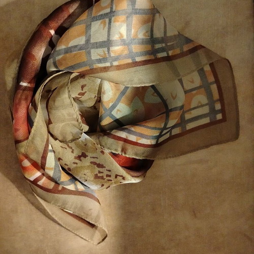 Square scarves used, white 45×45 and printed 60×60