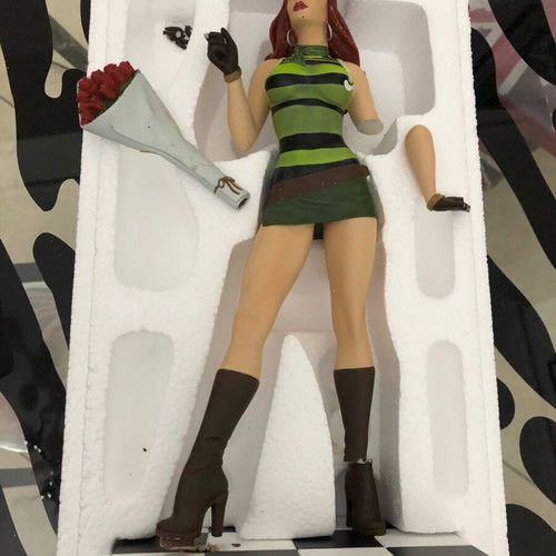 Mary Jane Loves Of Peter Parker statue used, broken, Diamond Select 12-14”