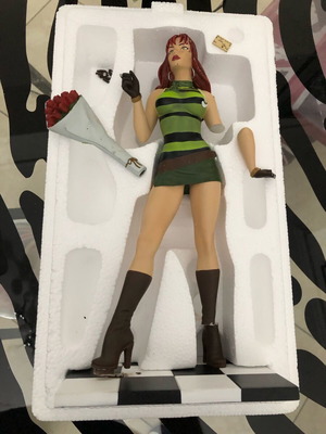 Mary Jane Loves Of Peter Parker statue used, broken, Diamond Select 12-14”