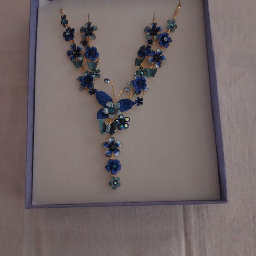 Necklace with earrings new