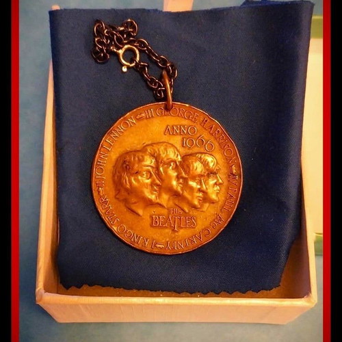 Bronze pendant The Beatles 1966 like new, collectible