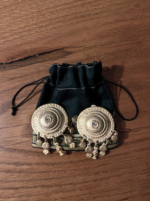 Vintage earrings like new, gold color with clip