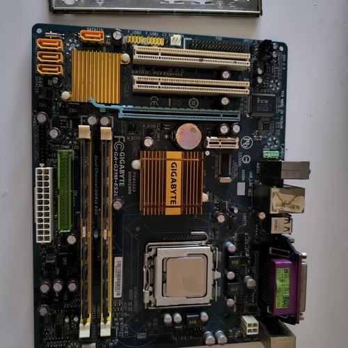 Gigabyte LGA775 motherboard with Intel Core 2 Quad Q9400 and 4GB DDR2 RAM like new