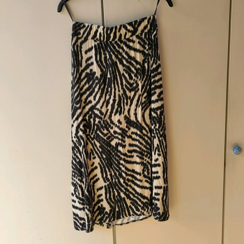 Namaste midi skirt like new, black and white
